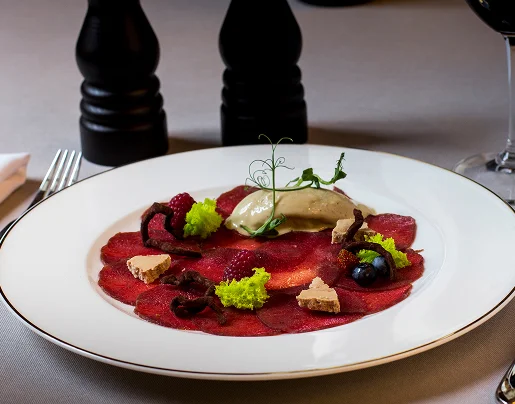 Des plats gourmands, avec une présentation soignée au Restaurant Le Village à Maurepas près de Versailles dans les Yvelines (78)