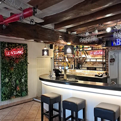 Salle de restaurant pour repas de groupe, repas de Mariage, repas d'entreprise et Séminaire, départ à la retraite au restaurant Le Village à Maurepas près de Versailles - Yvelines (78)