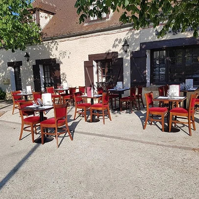 Profitez de la très belle terrasse ombragée pour un apértif ou un repas en plein air au restaurant Le Village à Maurepas près de Versailles (78)